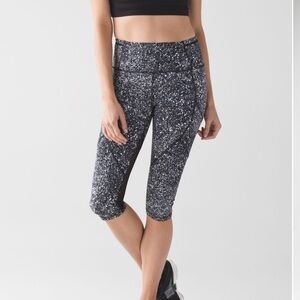 Lululemon Athletica Outrun 17" Crop Splatter White Black / Black Size 8